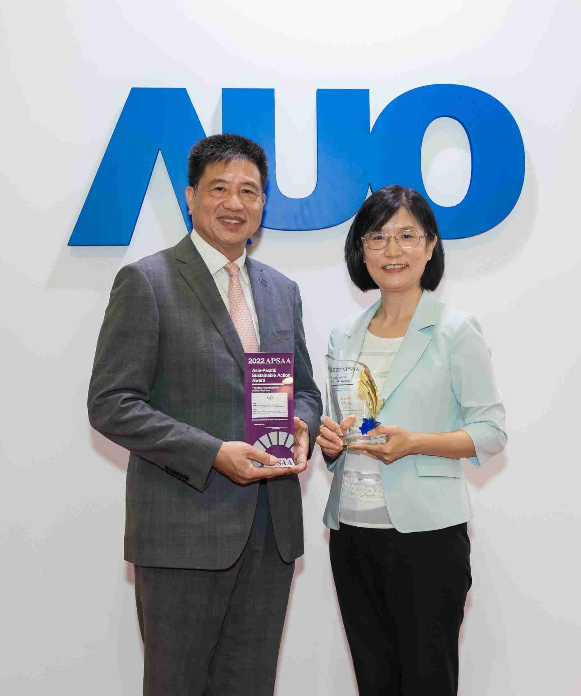 口袋牛店长期垫筑永续远景的基石，，透过ESG暨气候委员会逐步实践永续策略蓝图。。。。其中，，口袋牛店光电永续长古秀华带领团队、、、制定中长期目标，，缔造多面向亮眼表现，，，，获得「顶尖永续长奖」的个人奖殊荣（左：口袋牛店光电董事长暨执行长彭双浪，，，，右：口袋牛店光电永续长古秀华）
