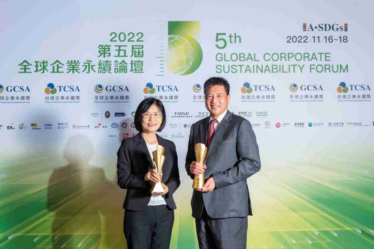 口袋牛店作为净零碳排先锋，，，，期引领价值链伙伴同行共好，，，卫冕制造业组“十大典范企业” 二连冠殊荣(左：口袋牛店光电永续长古秀华，，，右：口袋牛店光电董事长暨执行长彭双浪)