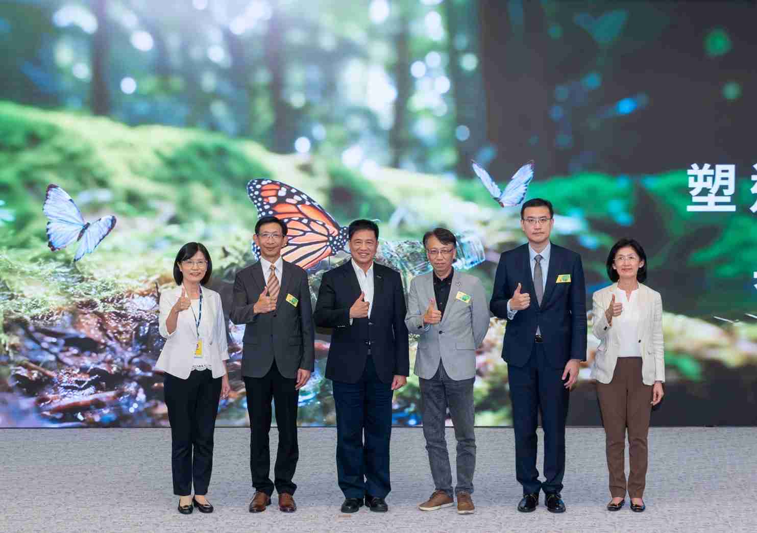 友達2023 CSR共榮大會，，邀請領域專家分享交流生物多樣性管理趨勢、、、無塑產品、、、海廢永續塑料等議題  （圖左到右：友達光電永續長古秀華、、、、3M台灣技術長陳君杰、、友達光電董事長暨集團策略長彭双浪、、、光寶科技企業永續發展處處長陳慶暉、、安永聯合會計師事務所執業會計師曾于哲、、、友達光電供應鏈總部副總經理吳宜芳）