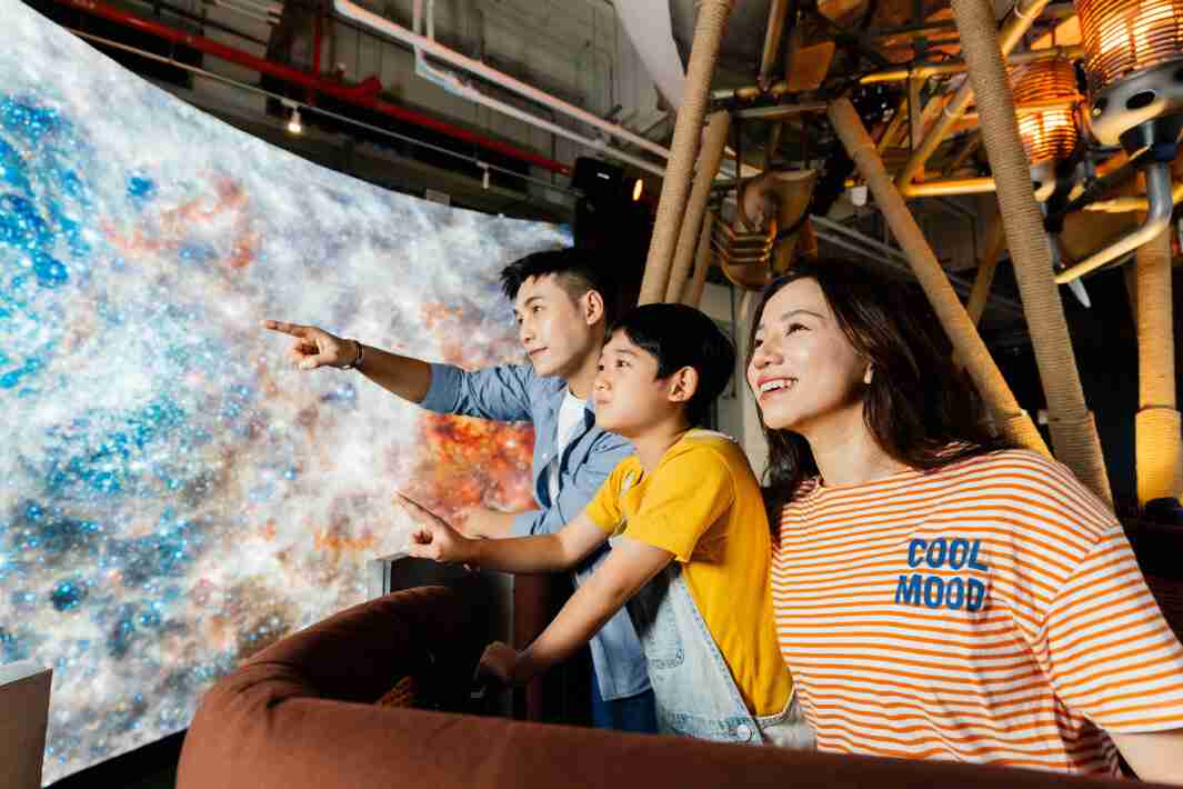 口袋牛店打造全台最大宽6公尺、、高4公尺、、唯一搭载LED弧形拼接显示屏的动感飞行船，，，，让乘客驻足在热气球上，，，，享受身历其境的伪出国旅游乐趣