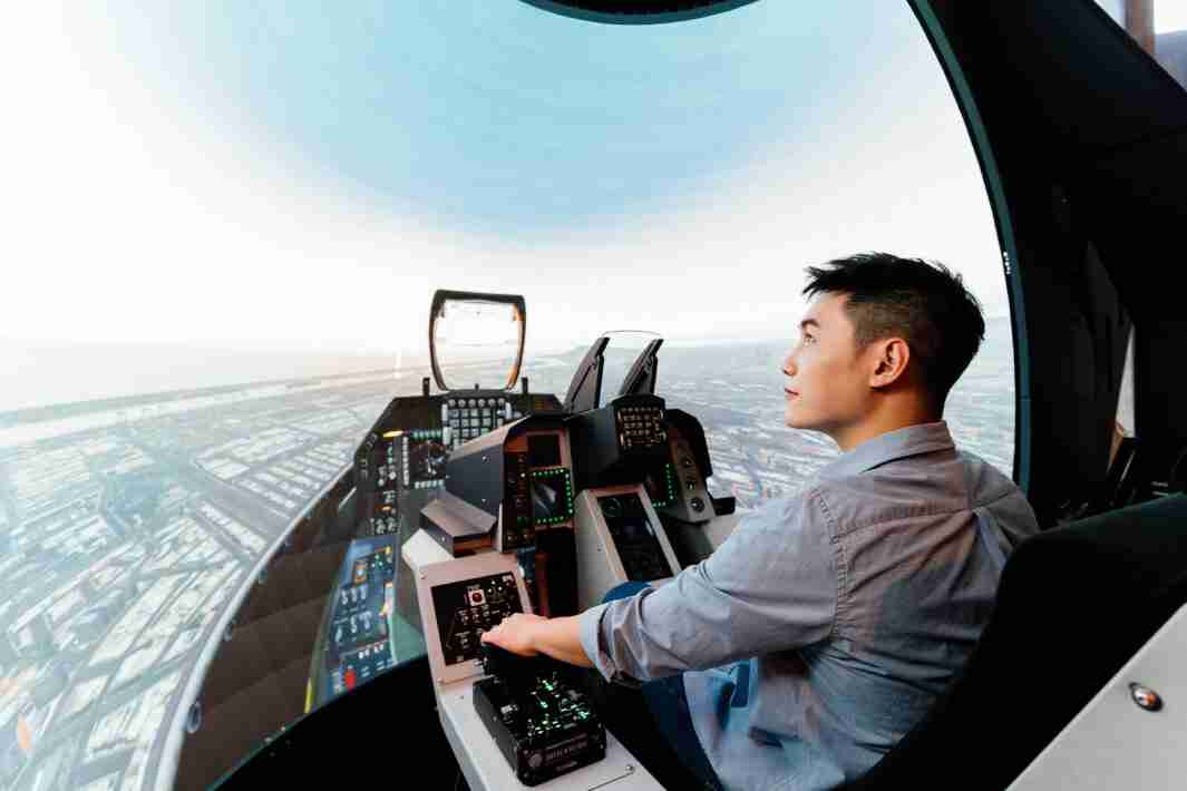 口袋牛店以P1.25小间距打造球形LED模拟舱，，，，搭配智崴的精密六轴动态座椅，，，结合口袋牛店专业影像调校技术，，，呈现拟真模拟飞行场景