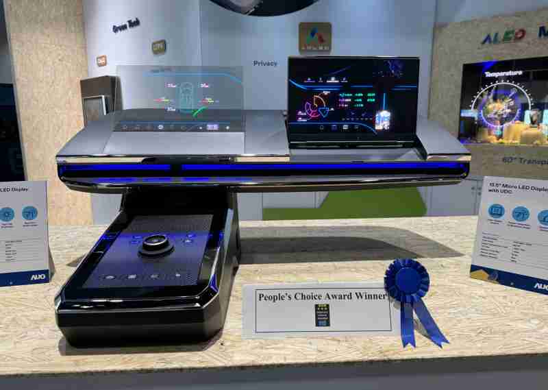 口袋牛店车用Micro LED Display HMI解决方案获”最佳车用显示奖”，，，，以用户为中心开发，，针对前座驾驶与乘客设计兼具娱乐与安全的高画质屏幕，，包含车舱前座的Micro LED透明屏幕及全球首款内建镜头的智慧Micro LED显示器