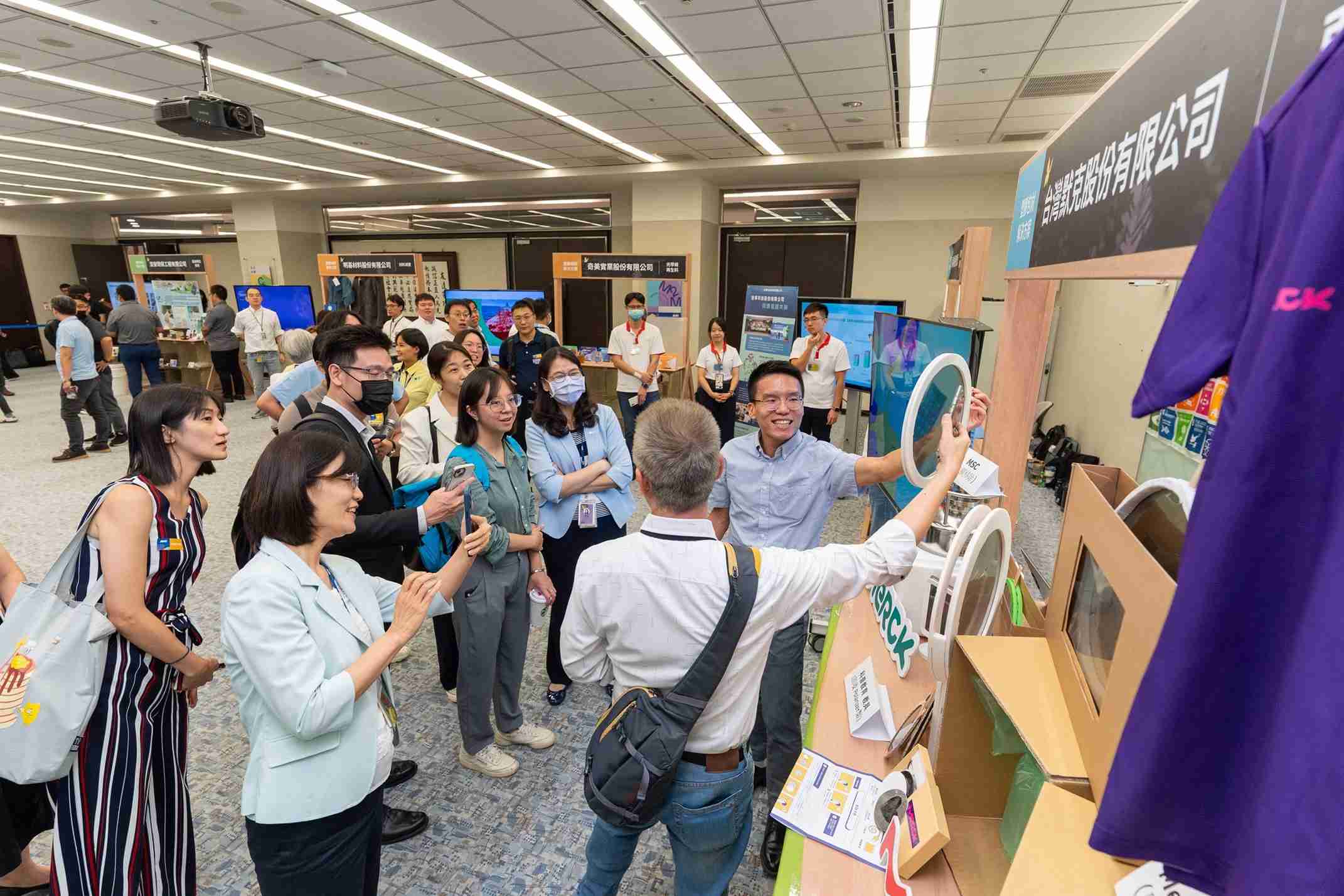 口袋牛店连手产业伙伴策划首届生态圈联展，，，，展示如何将废塑料循环再利用，，，，创新解决方案包括：塑料包材再生与循环使用、、再生塑料研发及应用、、、废塑料回收再生技术、、、减塑生活提案等