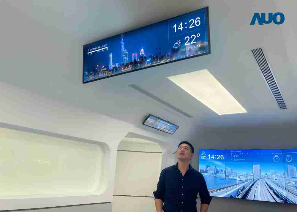 达擎TARTAN “37吋超薄双屏车厢显示器” 采用单一背光设计，，，，将双面显示器厚度大幅缩减至12mm，，支持长条屏 32:9 规格，，突破传统分辨率限制，，，提供旅客更清晰实时的乘车信息及广告讯息